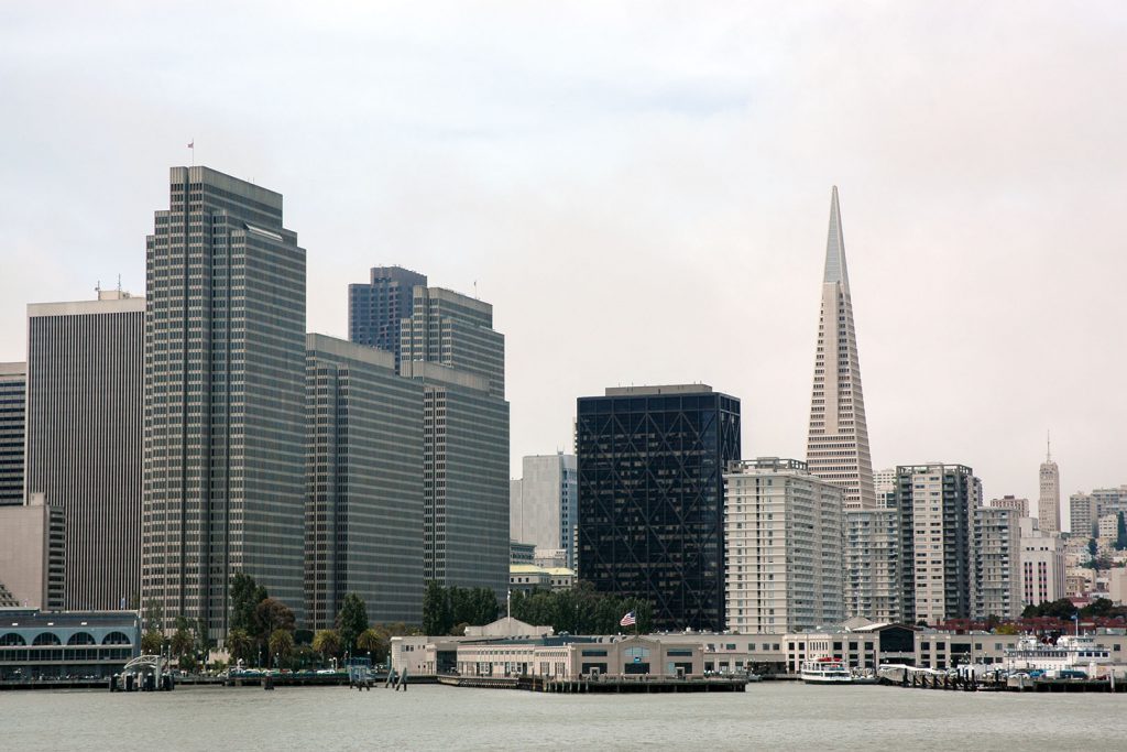 Der Financial District mit seinen weitgehend gesichtslosen Bauten sowie die Transamerica Pyramid