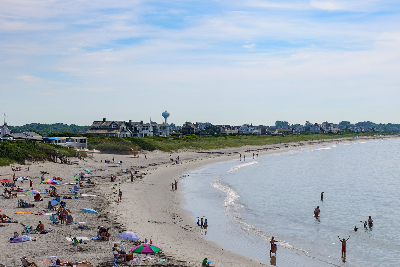 An der Hafenausfahrt liegt der öffentlichen Strand (Roger W. Wheeler State Beach)