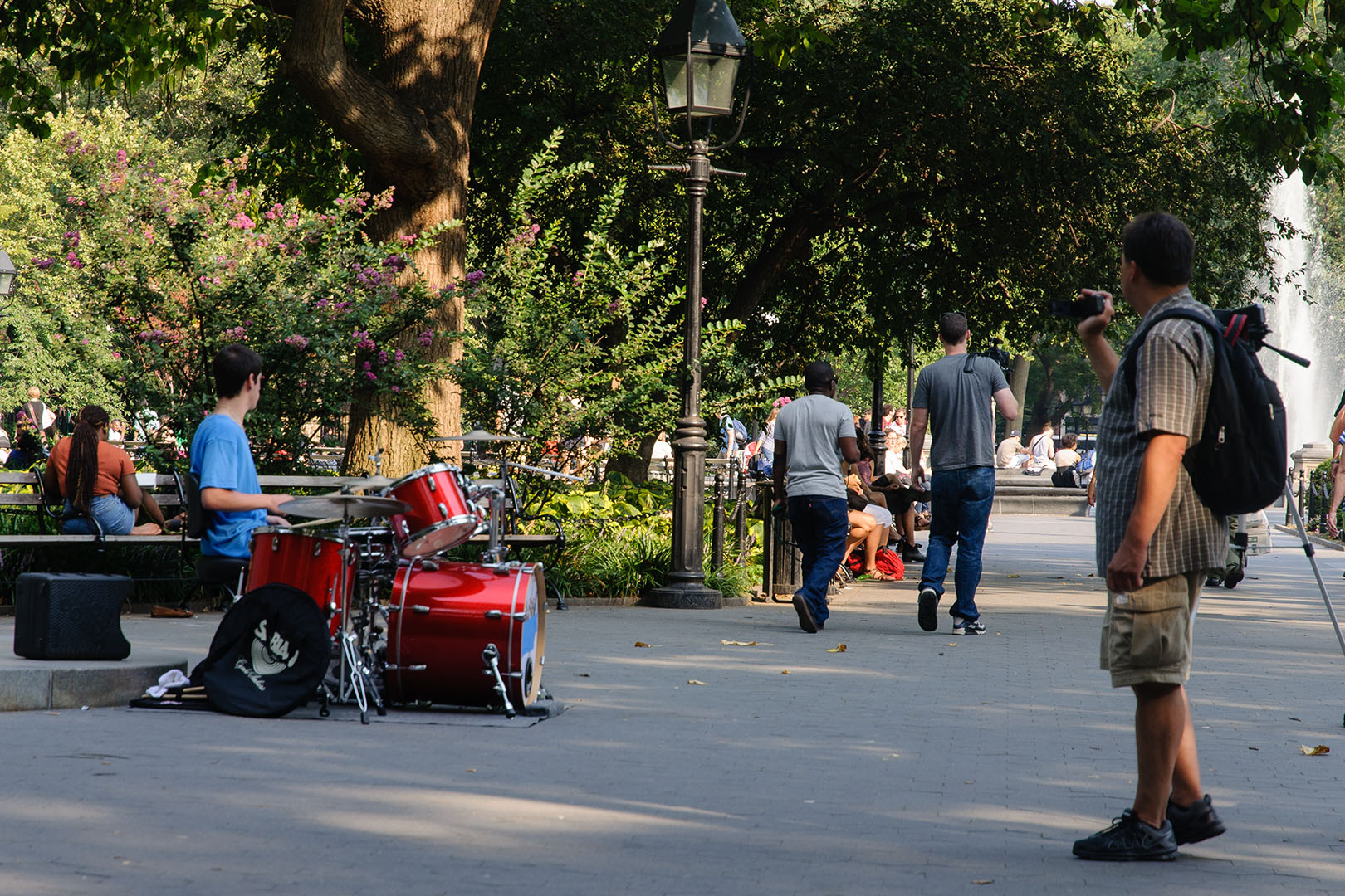 Ein Schlagzeuger übt im Park