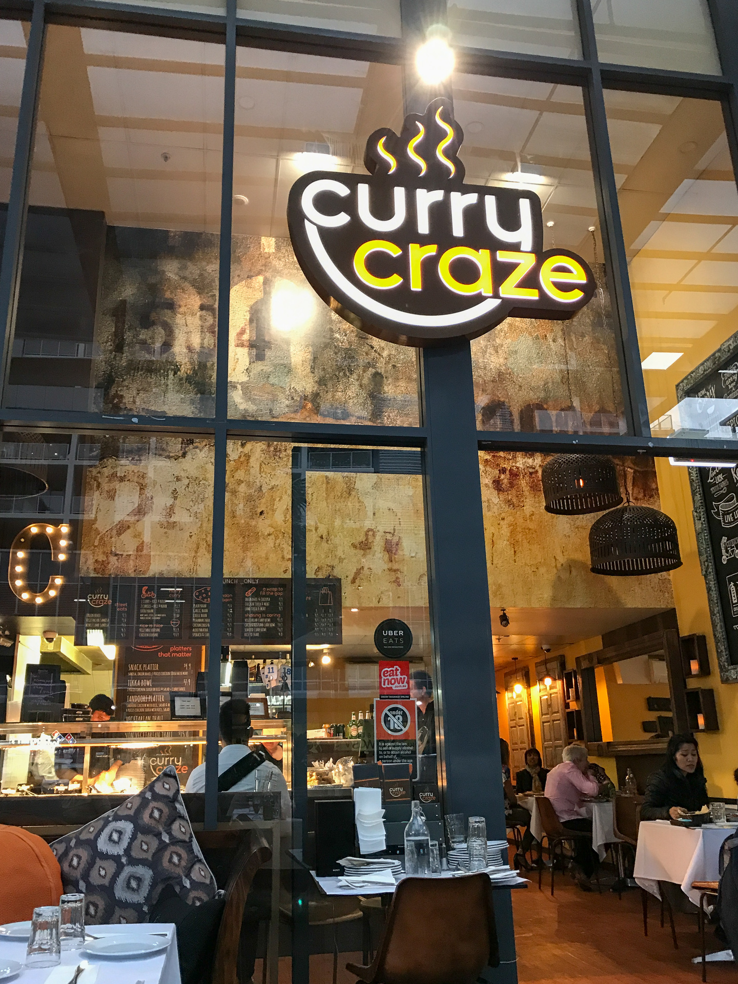 Gut 30 Kilometer nördlich der Innenstadt liegt Palm Beach, mit dem Bus sind wir da hin. Zurück stoppten wir am Narrabeen Beach und sind dann über Manly. It der Fähre zurück