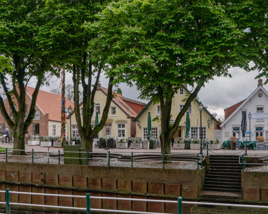 Blick über den Siel zum Markt